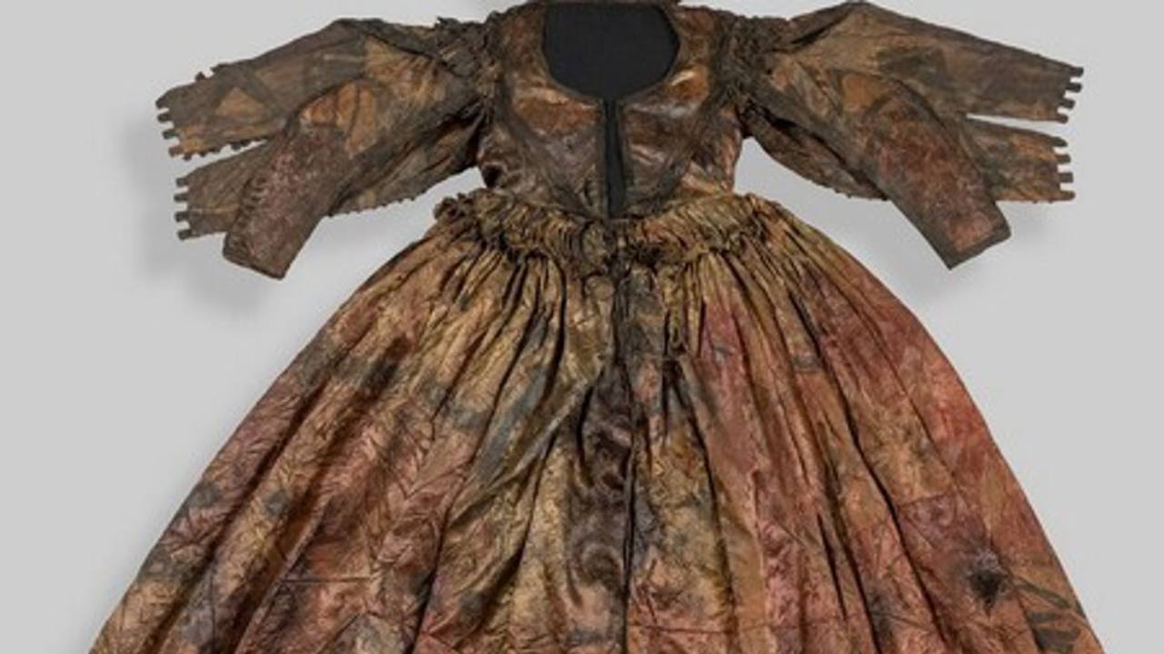 Rescatan de un barco hundido un vestido de novia de 300 años de antigüedad