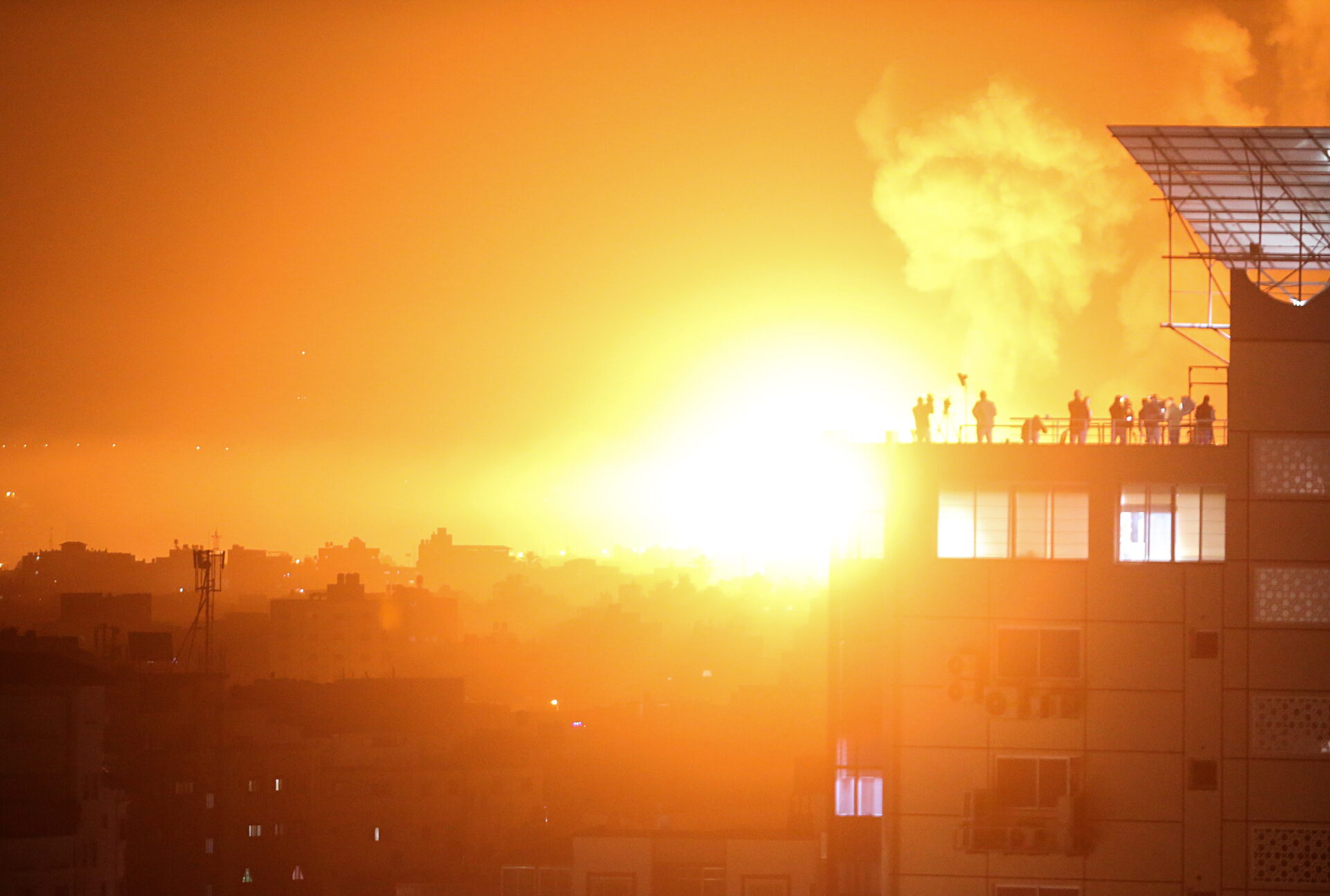 Ejército israelí ataca Gaza tras lanzamiento de cohetes desde el Líbano