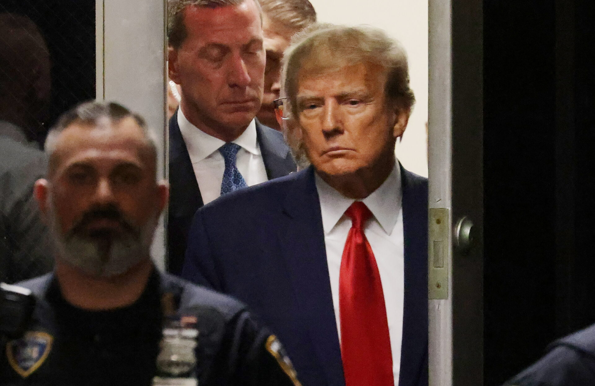 Trump se entrega y queda bajo arresto para comparecer por cargos penales