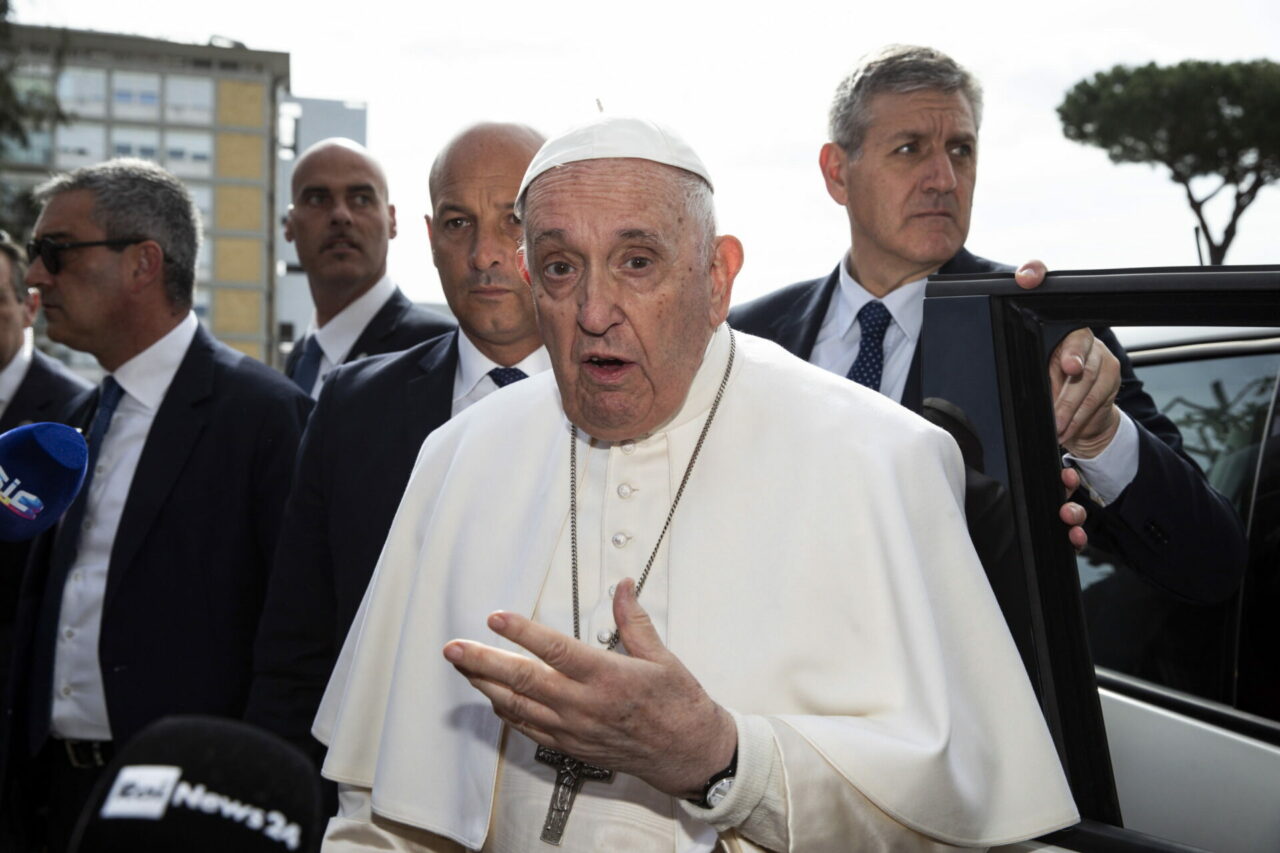 ‘Todavía estoy vivo’, dice el papa Francisco tras salir del hospital