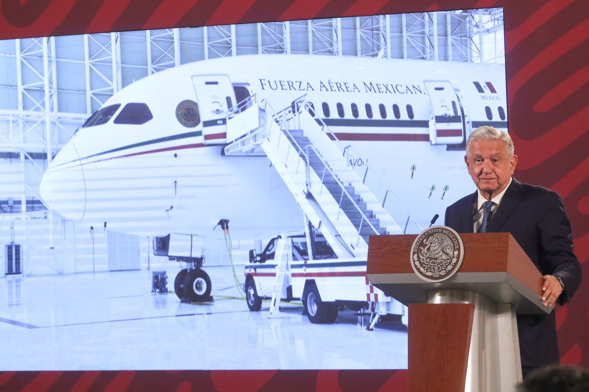 AMLO confirma negociaciones para vender el avión presidencial