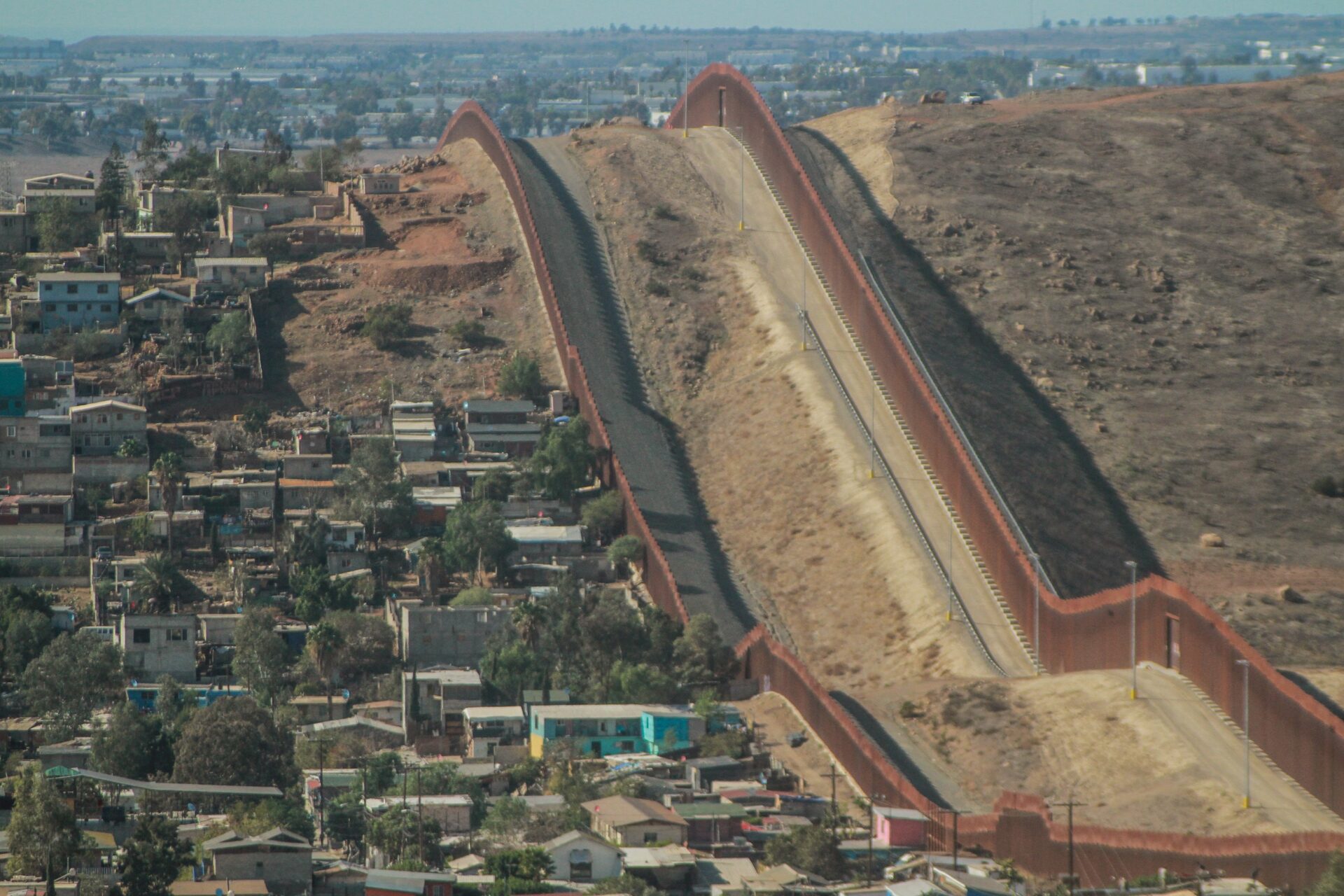 EU discute proyecto de ley que busca reanudar la construcción del muro con México