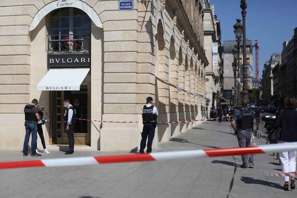 París: roban a mano armada varios millones de euros en una joyería