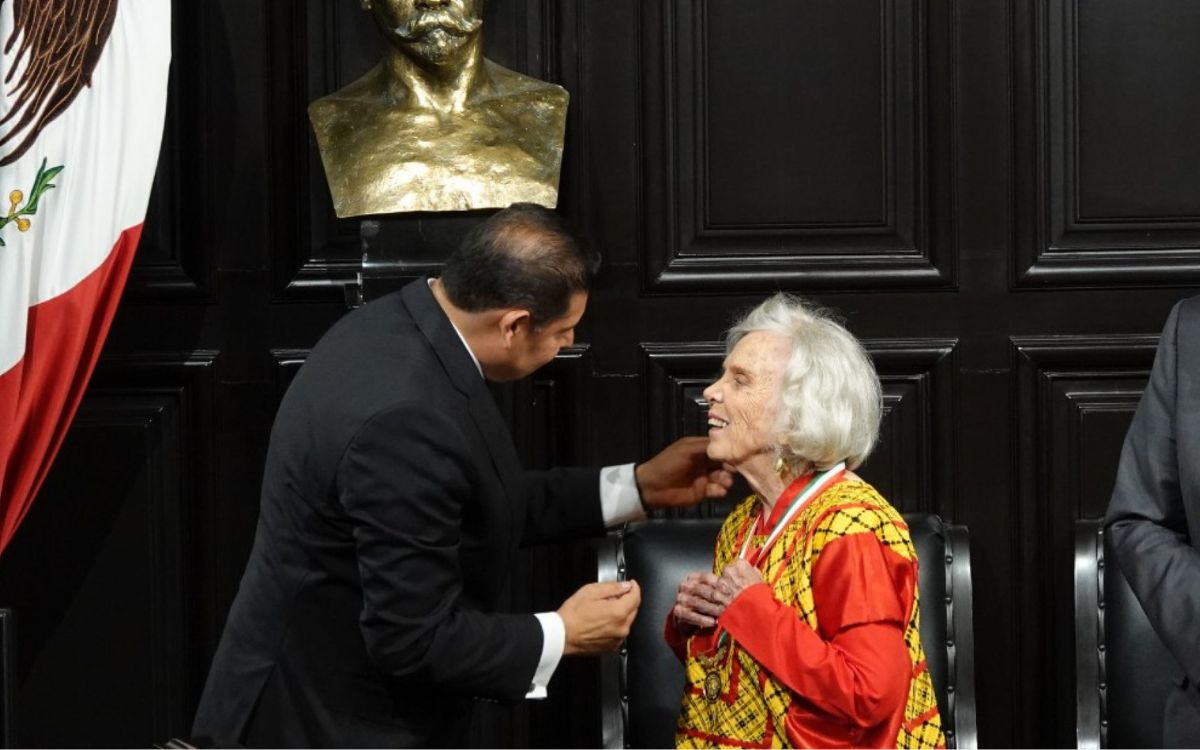 Elena Poniatowska recibe medalla Belisario Domínguez en el Senado