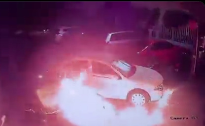 Fiscalía de Michoacán investiga quema de seis vehículos en un estacionamiento