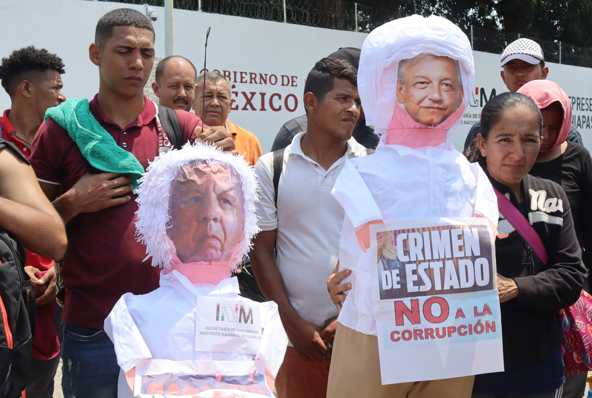 Migrantes en Chiapas queman piñatas alusivas a AMLO y a Francisco Garduño
