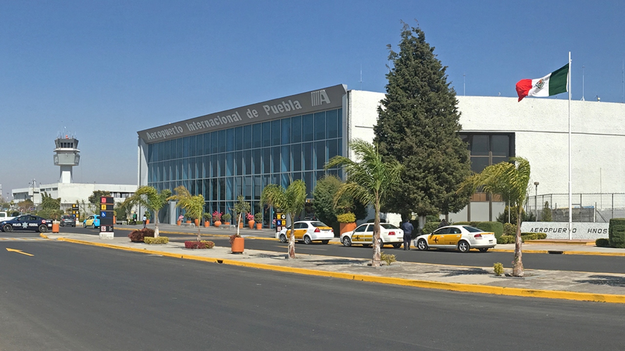Aeropuerto de Puebla suspende actividades por caída de ceniza volcánica