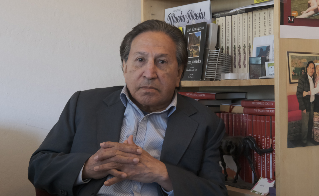 El expresidente Alejandro Toledo se entrega en EU para ser extraditado a Perú