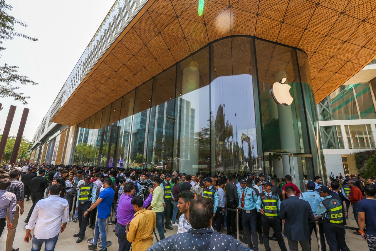 Apple abre primera tienda en India y reduce dependencia de China