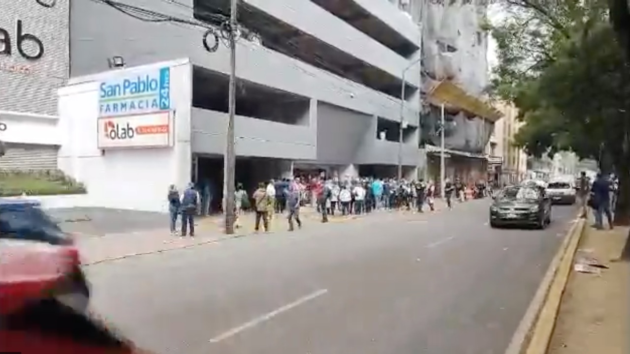 Trabajadores de Sedatu bloquean avenida Nuevo León, en la CDMX