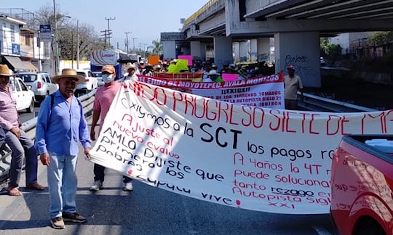 Ejidatarios reclaman pagos con bloqueo en la Autopista del Sol