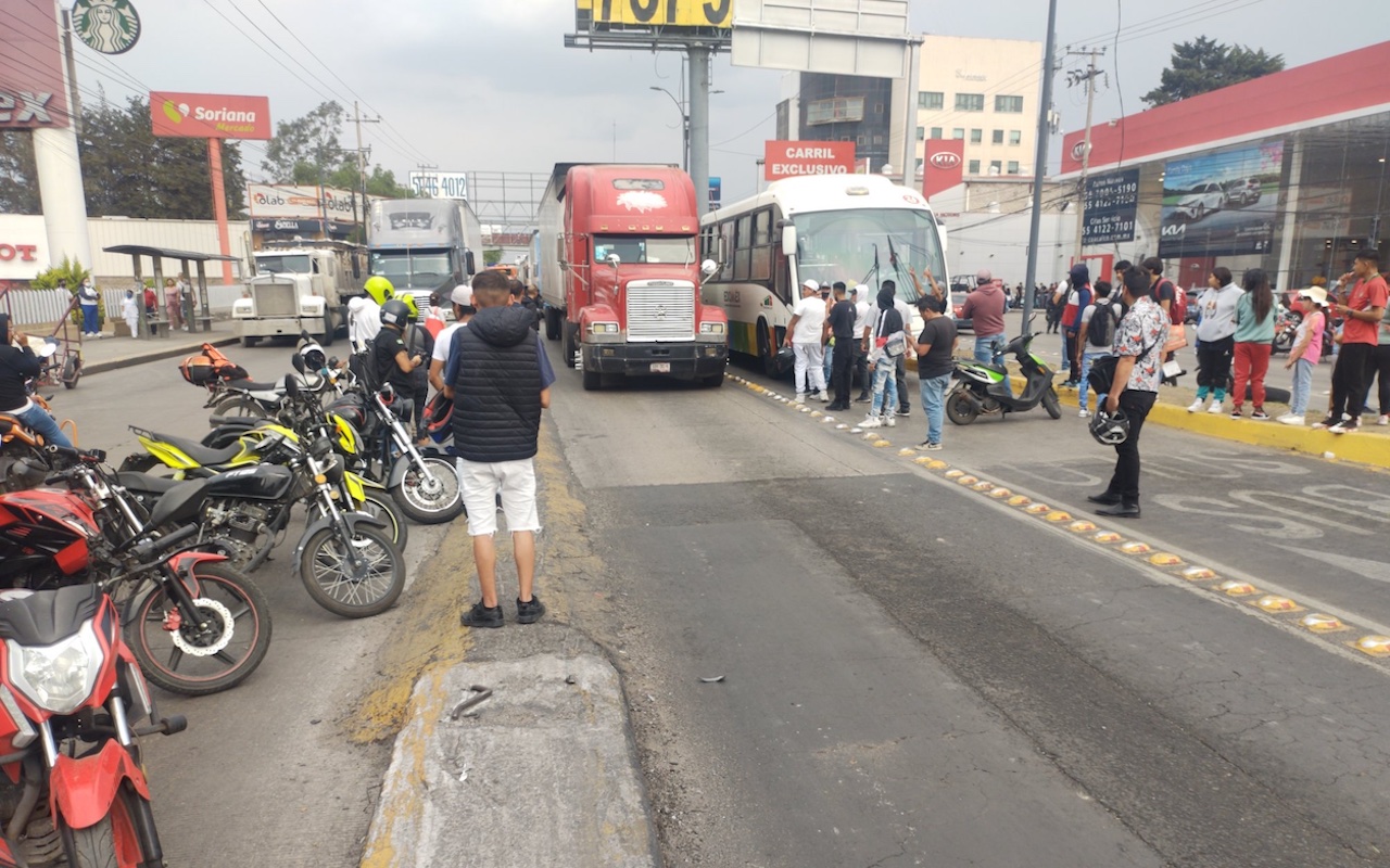 Motociclistas bloquean la López Portillo en Coacalco, Edomex