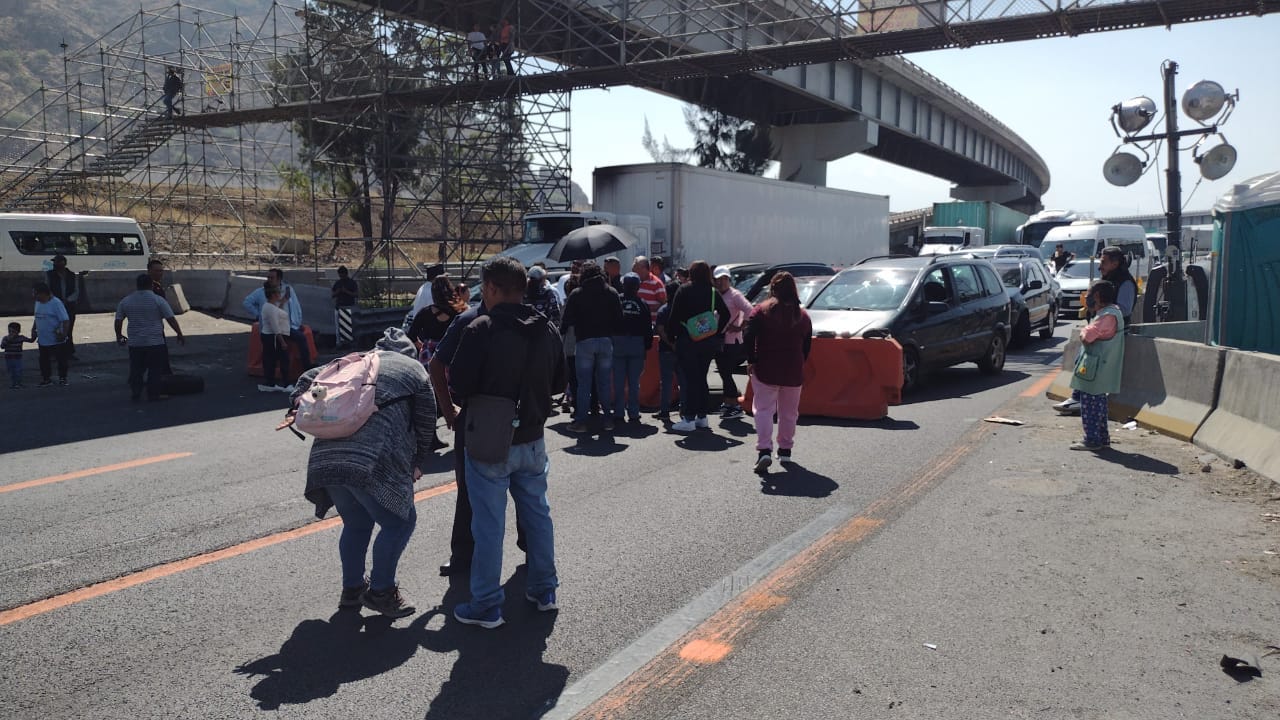 Bloqueo en la México-Puebla: habitantes exigen construcción de puente peatonal