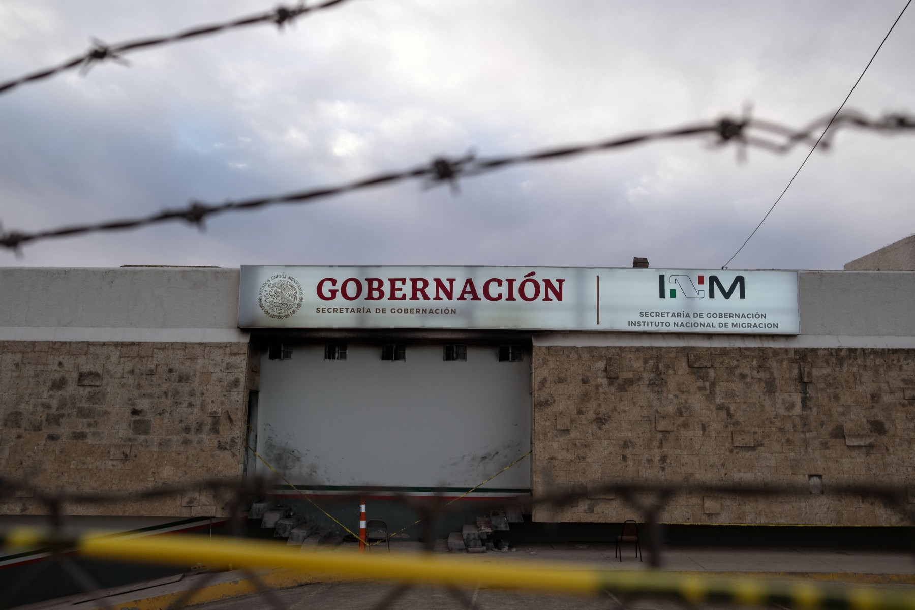 Juez dicta prisión preventiva a 3 funcionarios del INM por muerte de 40 migrantes