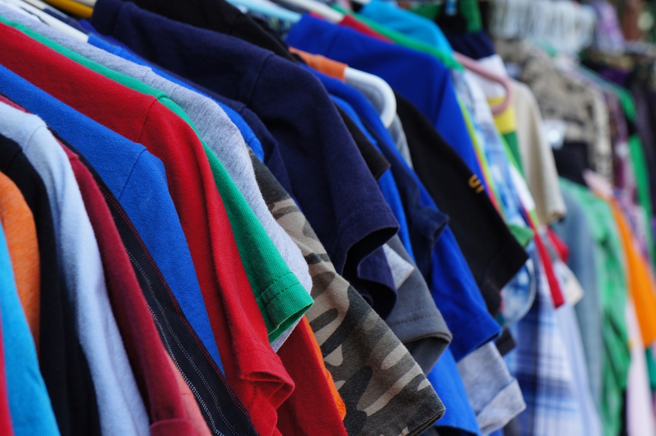 Comprar ropa usada reduce el impacto de la industria textil en el medio ambiente