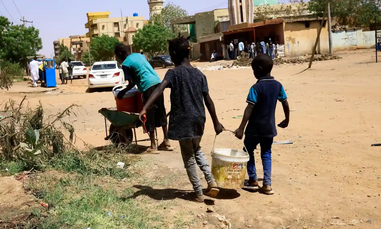 Conflicto en Sudán: aumentan las evacuaciones y EU advierte sobre crisis humanitaria