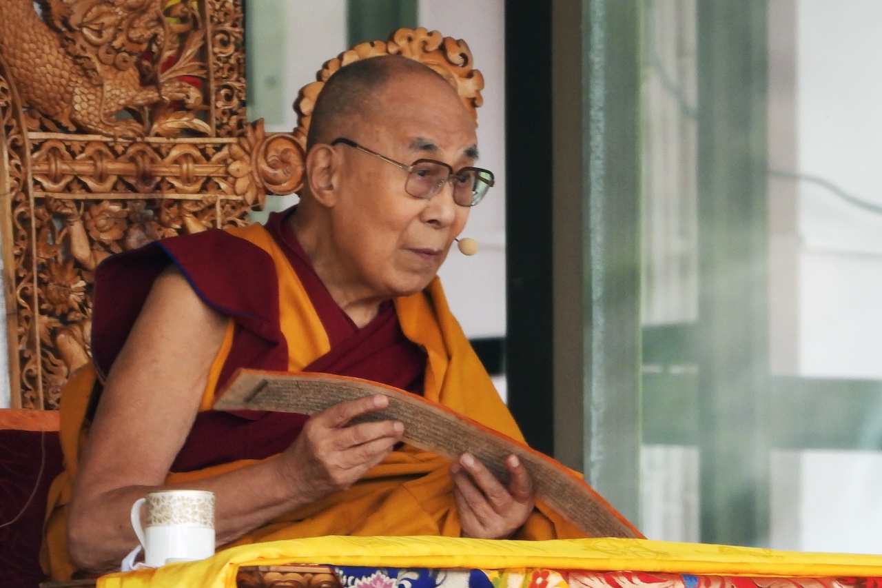 El dalai lama ofrece disculpas por video en el que besa a niño