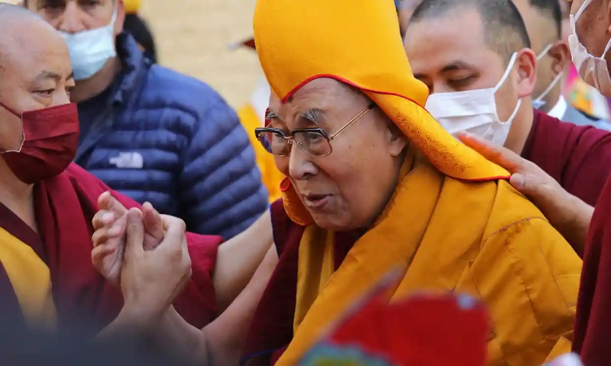 El Dalai Lama se disculpa por video en el que besa a un niño y le pide que chupe su lengua