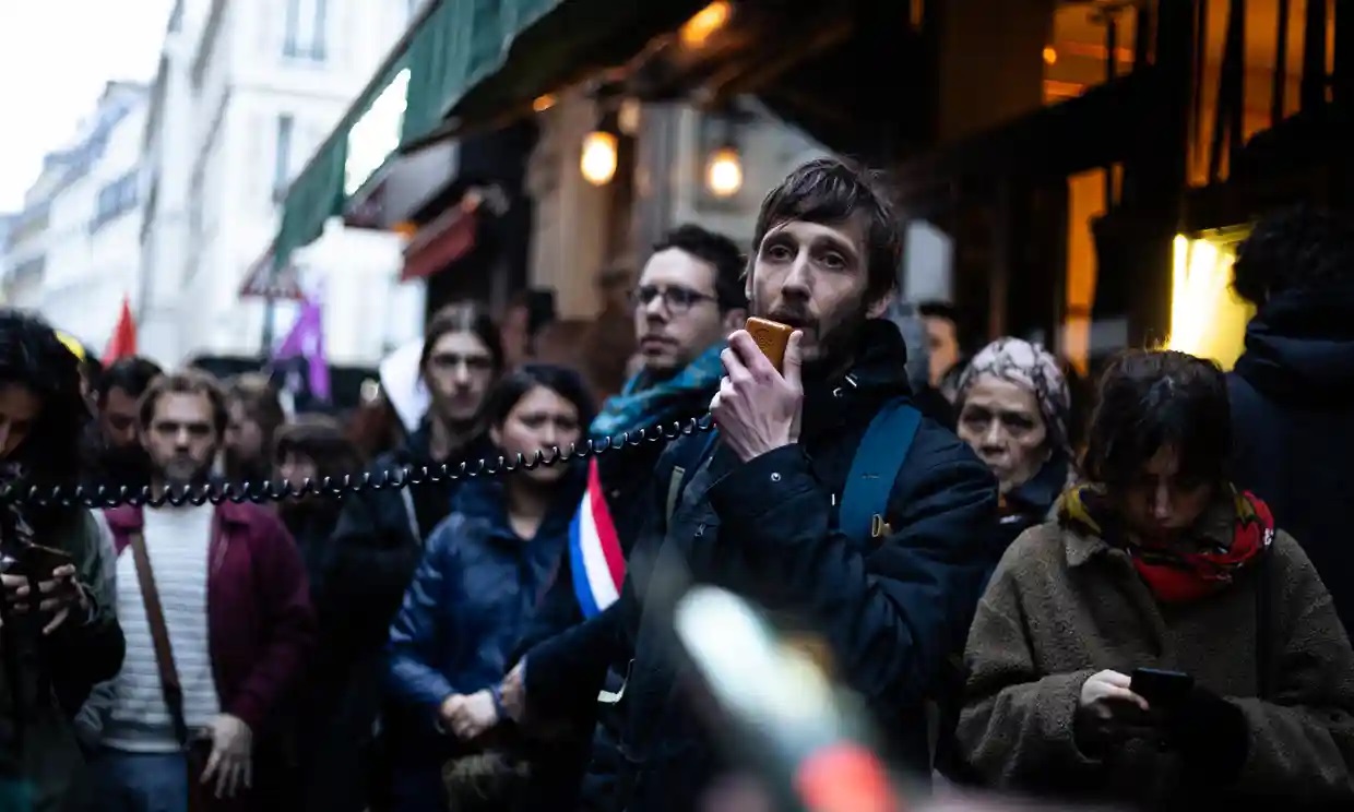 El ‘escalofriante’ arresto de un editor francés por la policía antiterrorista británica