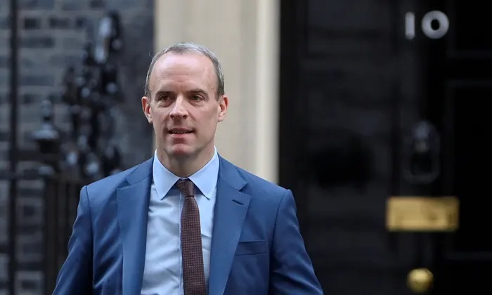 Renuncia viceprimer ministro de GB por acusaciones de acoso laboral
