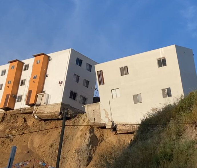 Dos edificios están a punto de colapsar en Tijuana por el desgajamiento de un cerro
