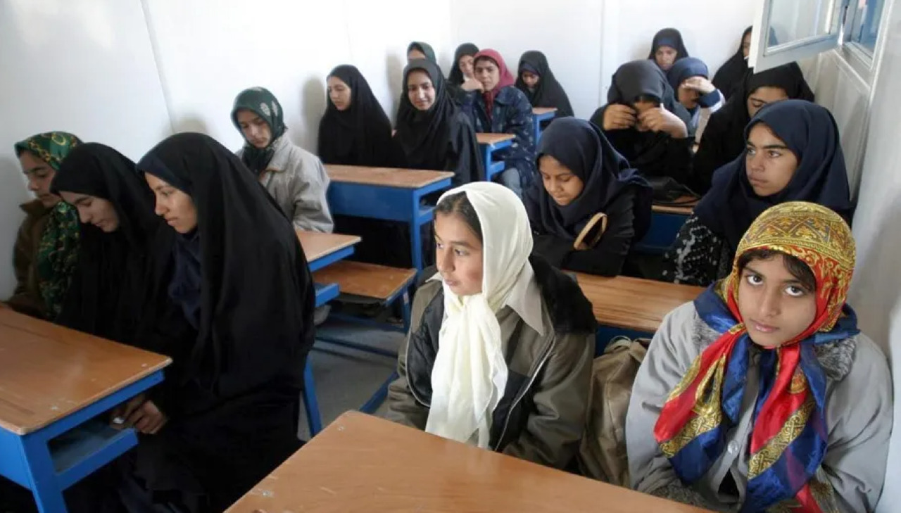 Nuevos envenenamientos con gas afectan a decenas de alumnas en Irán