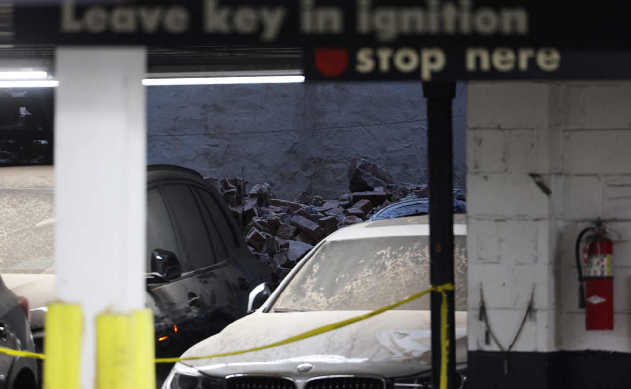 Un muerto y 5 heridos deja el desplome de un estacionamiento en NY