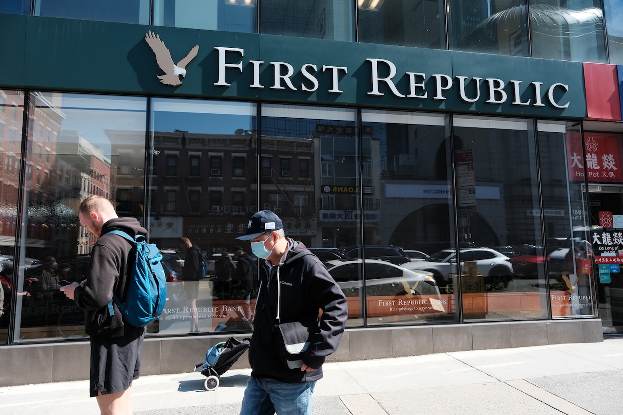 First Republic anuncia despidos tras perder 40% de sus depósitos