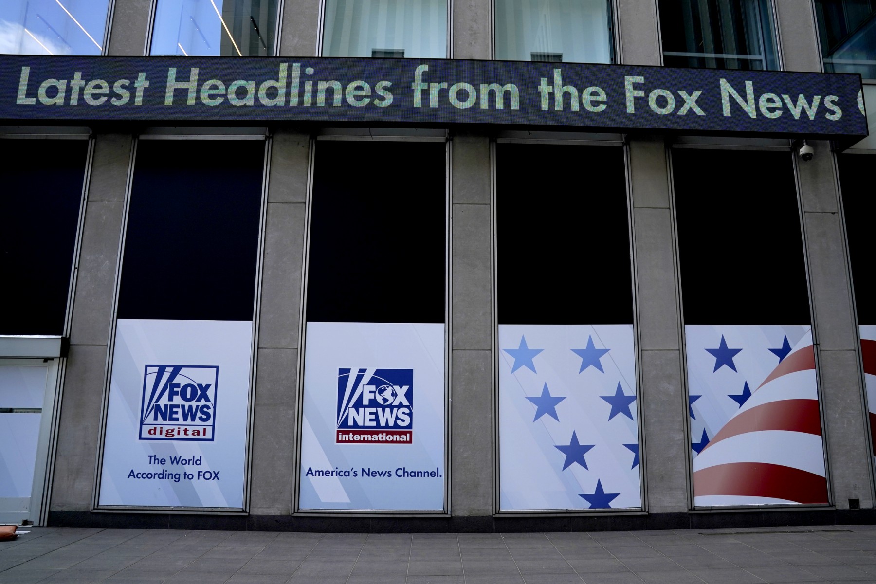 Fox News sigue en problemas legales pese a pago multimillonario