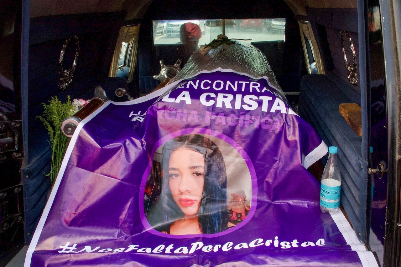 Perla Cristal es hallada muerta; su familia protesta con su féretro en la Fiscalía CDMX