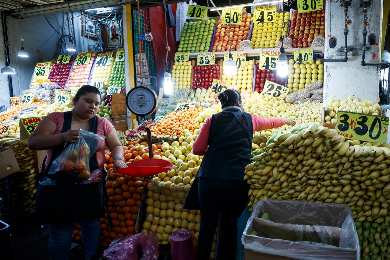 Confianza del consumidor de México baja 0.3 puntos en marzo: Inegi
