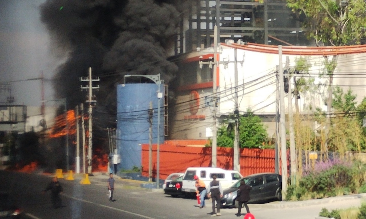 Un incendio consume una subestación eléctrica en Santa Fe, Cuajimalpa
