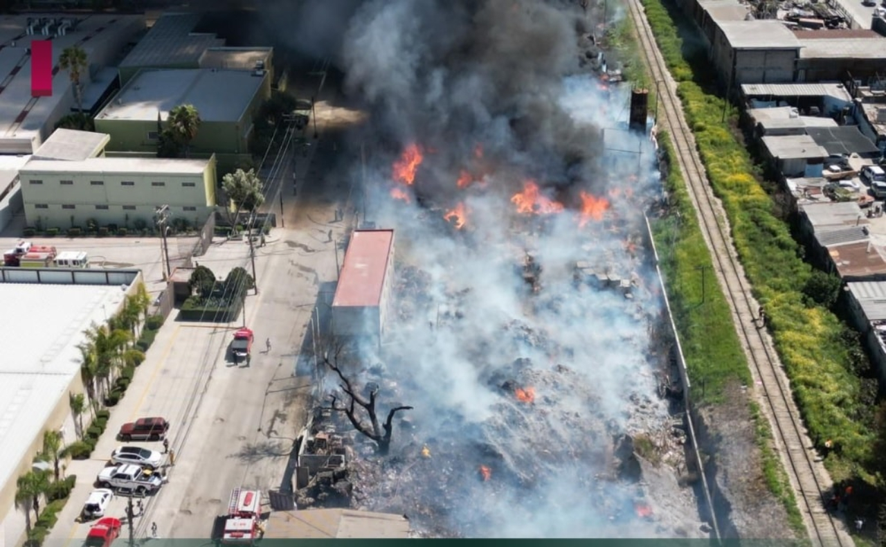 Incendio en Tijuana: Se quema planta recicladora y evacúan a 337 personas
