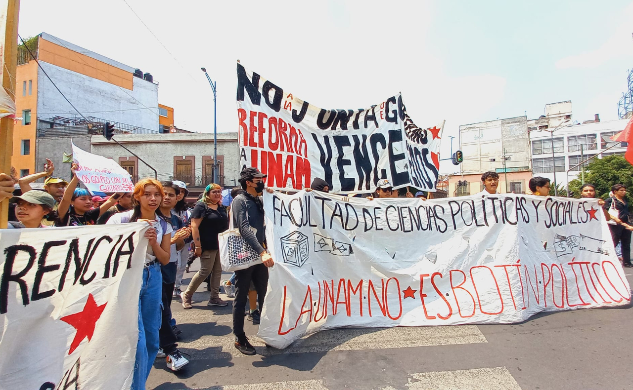 Estudiantes de la UNAM marchan en defensa de becas y transparencia de recursos