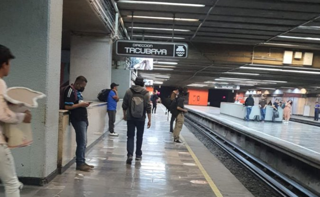 Usuarios reportan humo en la estación Chabacano del Metro