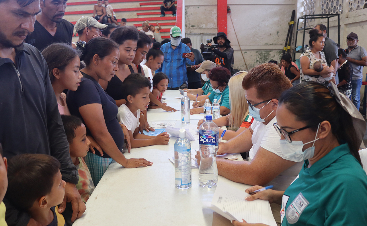 INM entrega visas humanitarias a migrantes de viacrucis en Tapachula