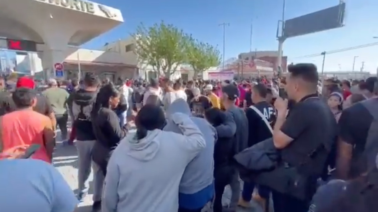 Puente fronterizo de Ciudad Juárez es cerrado por presencia de migrantes