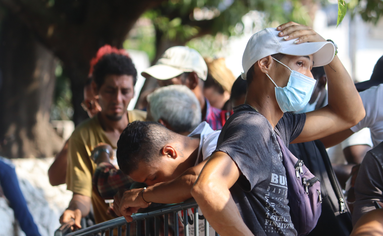 México otorga 2 mil 320 tarjetas humanitarias a migrantes