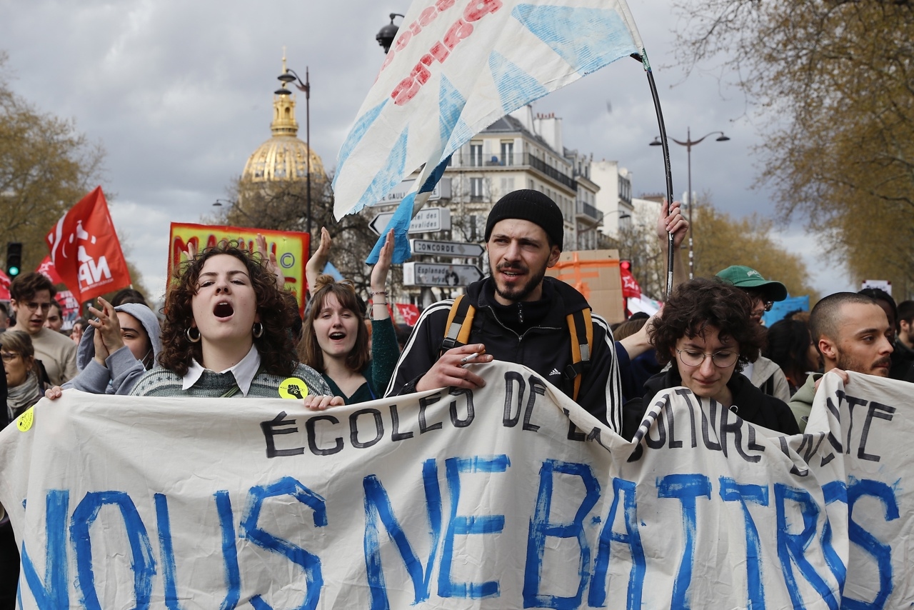 Miles retoman las protestas en Francia contra la reforma de pensiones de Macron