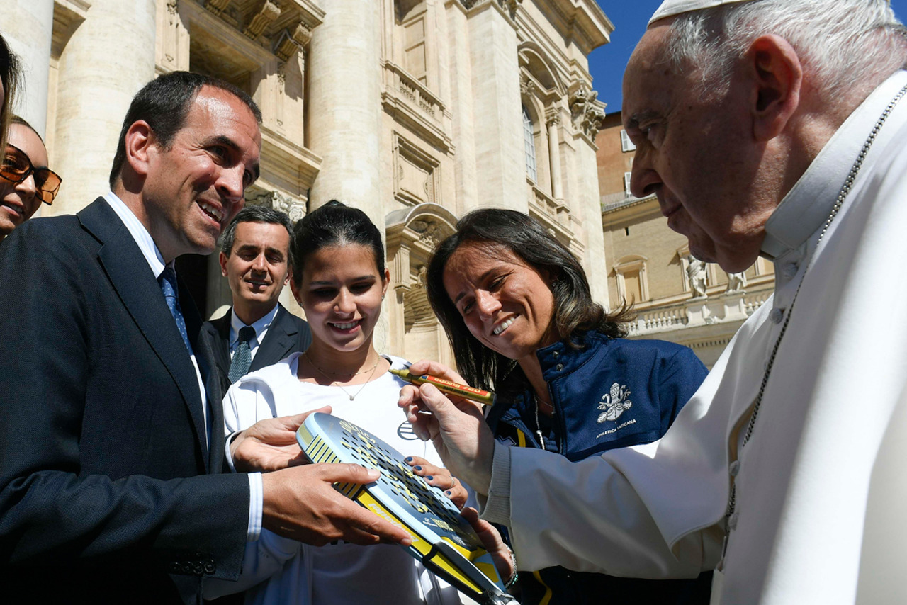 Papa Francisco firma pala de pádel que será subastada en apoyo a familias pobres