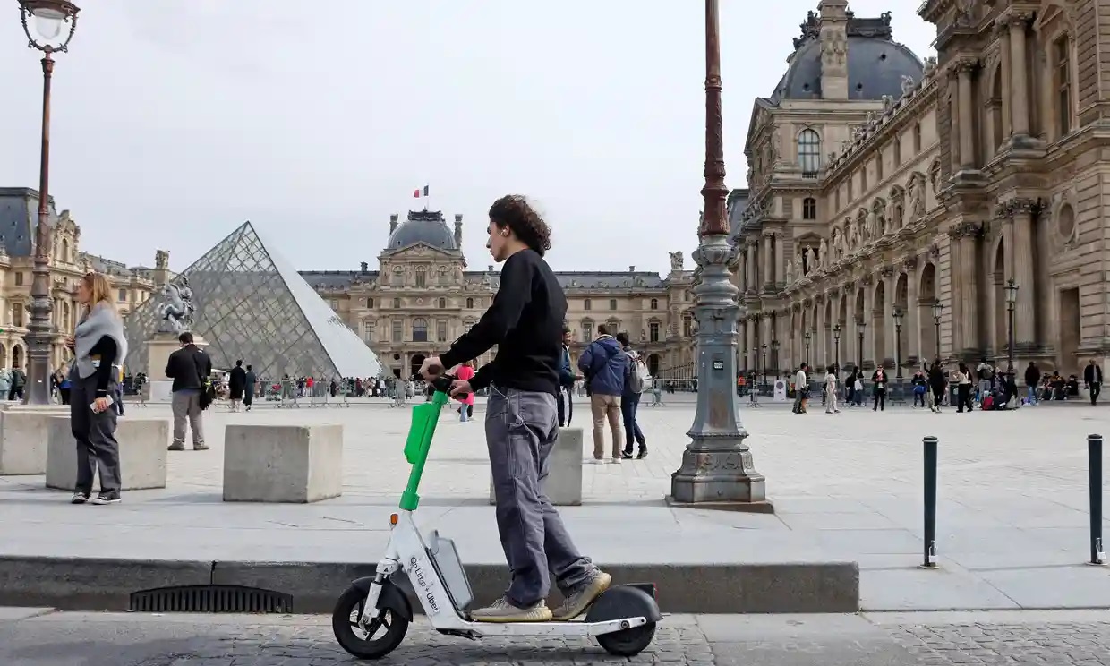 Parisinos votan a favor de prohibir e-scooters de alquiler