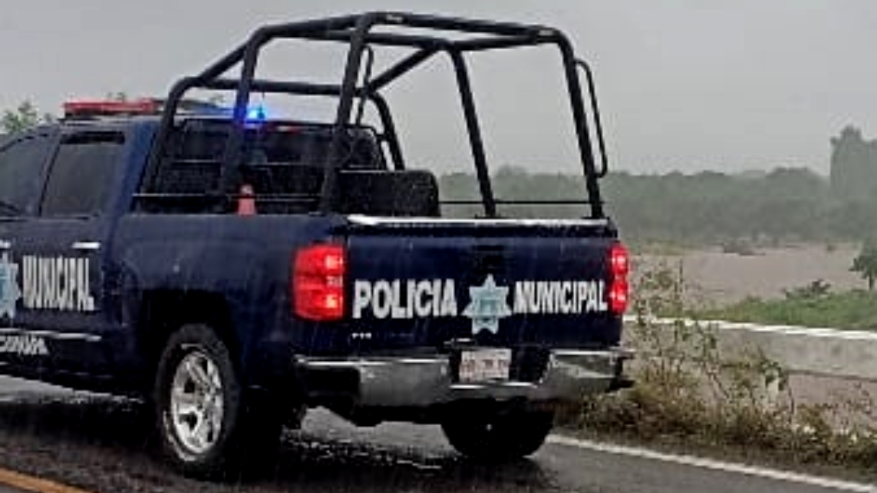 Policías de Escuinapa, Sinaloa, son exhibidos en video mientras golpean a un hombre