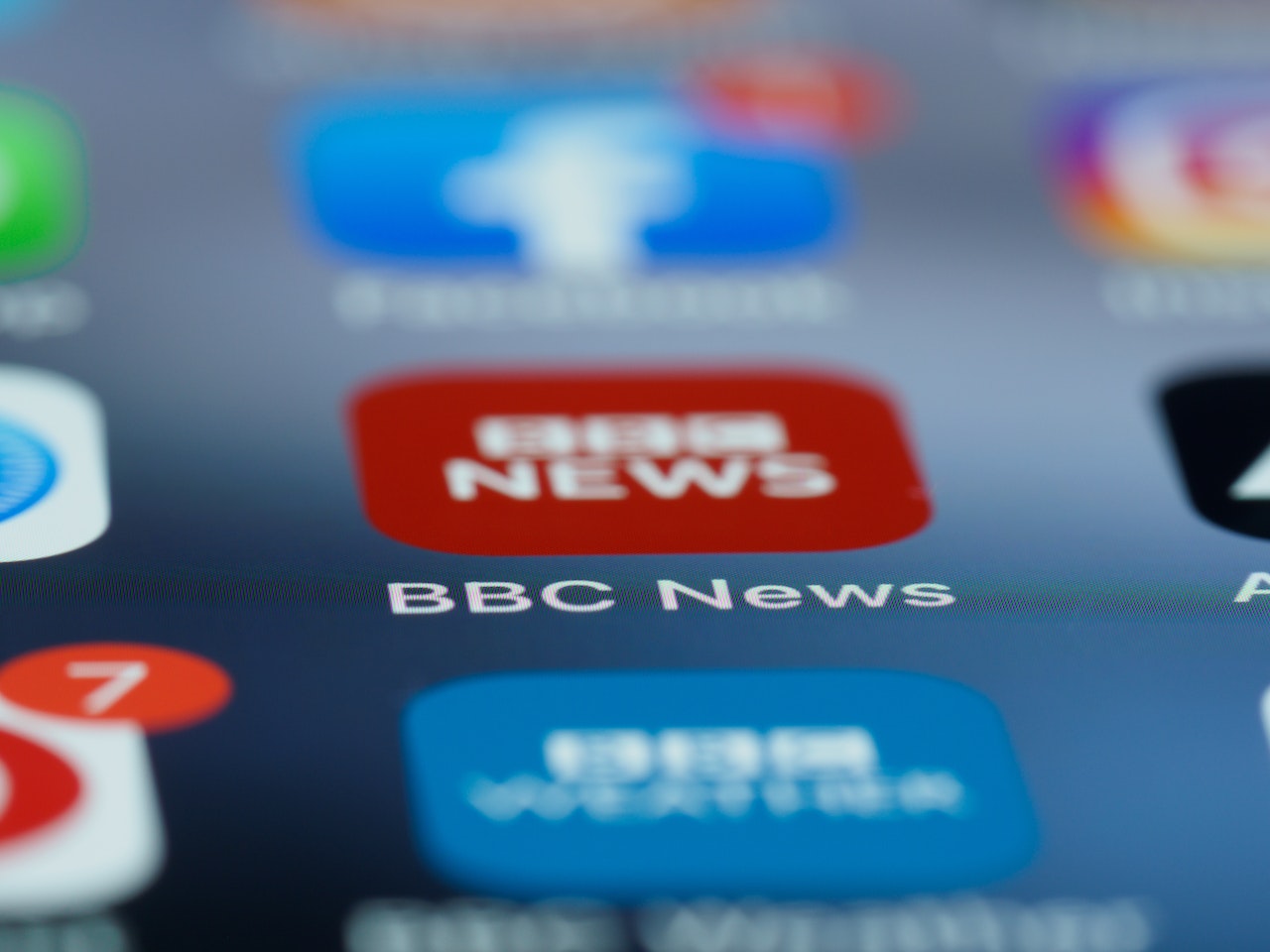 Presidente de la BBC dimite por escándalo de préstamo a Boris Johnson