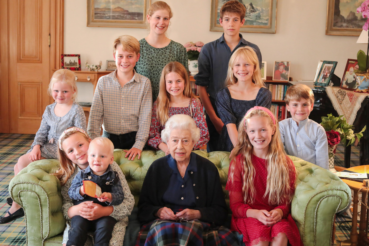 Revelan foto inédita de la reina Isabel II junto a sus bisnietos días antes de morir