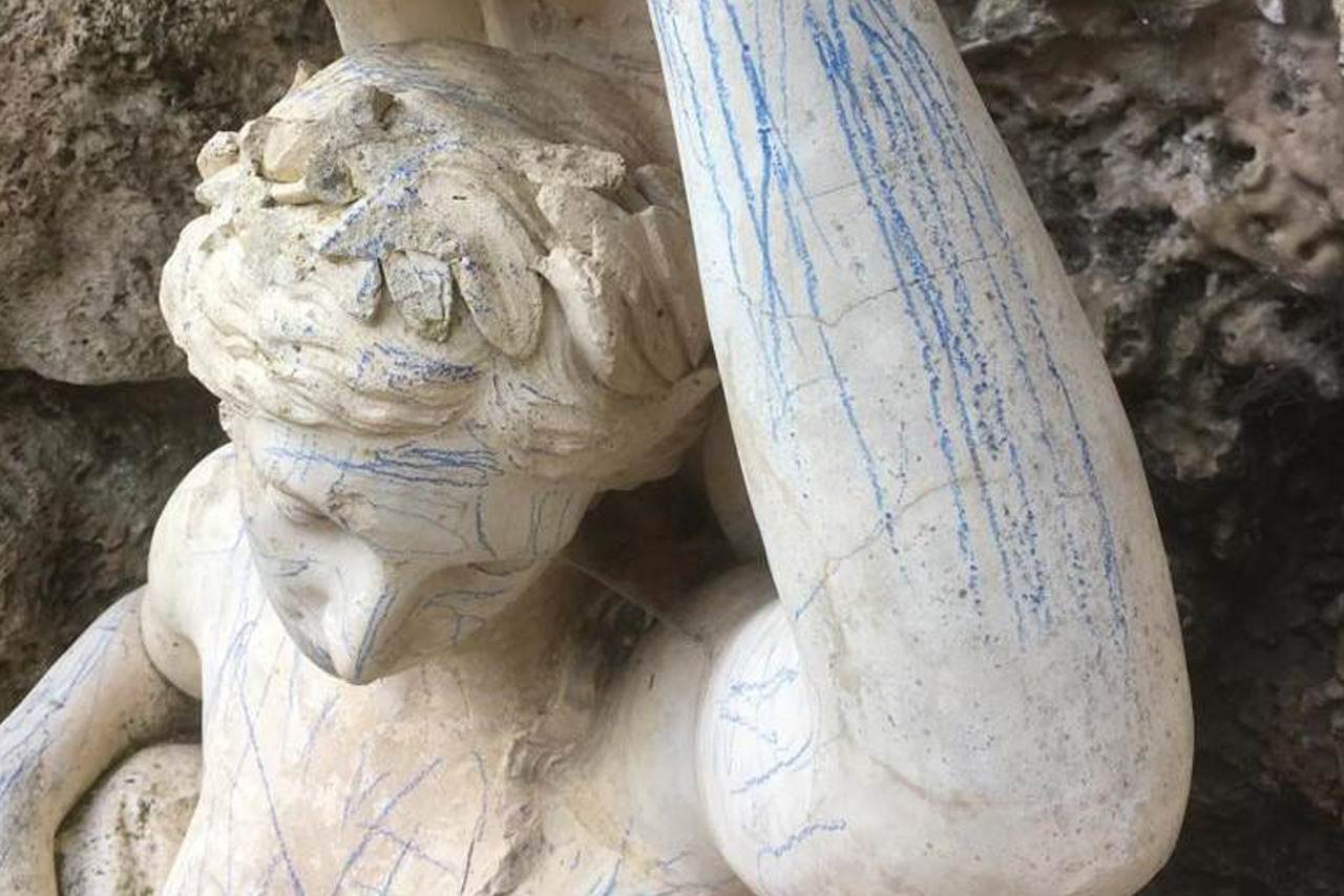 Vandalizan con crayola estatua de la ninfa Sabrina de más de 200 años de antigüedad