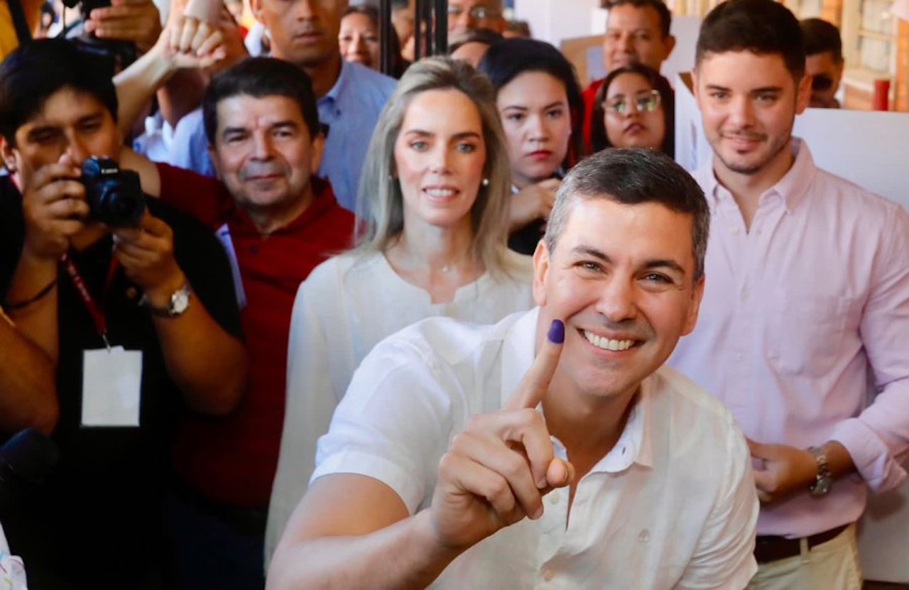 Santiago Peña, del Partido Colorado, gana las elecciones presidenciales de Paraguay