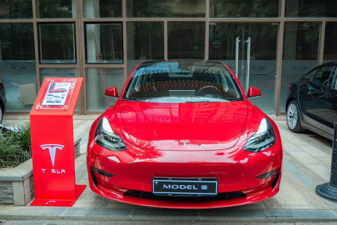 Tesla aumenta precios de modelos después de meses de rebajas