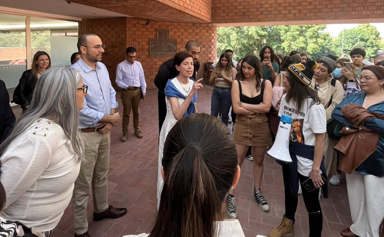 Estudiantes de la Ibero se manifiestan contra recorte de presupuesto y becas