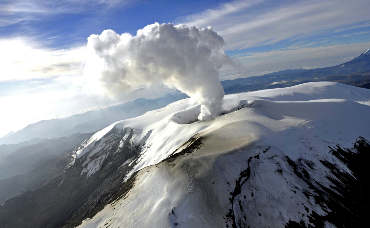 Petro ordena evacuación de dos mil familias por riesgo de erupción del volcán del Ruiz