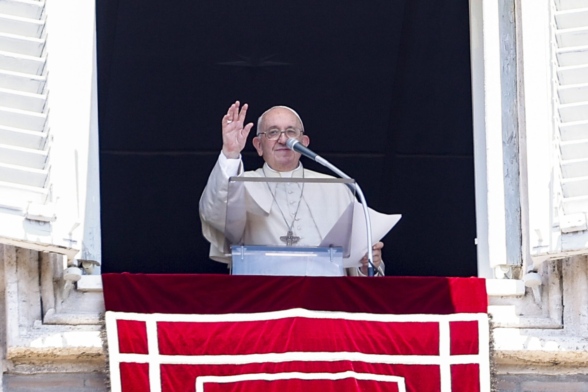 Por fiebre, el papa Francisco suspende su agenda